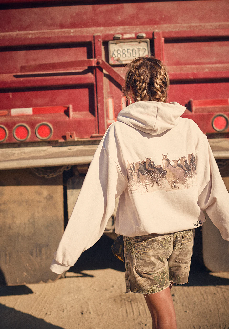 WILD HORSE Hoodie - Creme - Image 3